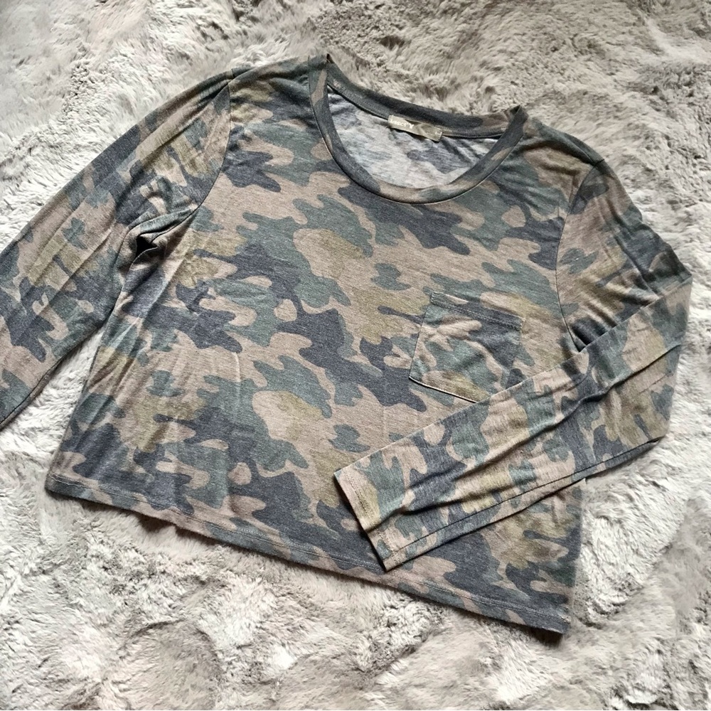 Women’s Tresics Camo long sleeve cropped t-shirt large